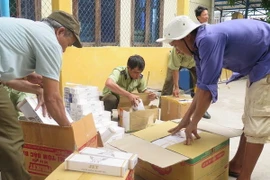 Tang vật vụ bắt giữ vận chuyển hàng hóa không rõ nguồn gốc. (Ảnh: Hữu Trung/VIetnam+)