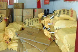 Tang vật cơ quan công an thu giữ là những bì thuốc nổ. (Ảnh: Nguyễn Sơn/Vietnam+)