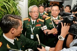 Thứ trưởng Bộ Quốc phòng Việt Nam Nguyễn Chí Vịnh (thứ hai, trái) sau cuộc gặp các quan chức Trung Quốc bên lề Đối thoại Shangri-La lần thứ 15. (Nguồn: AFP/TTXVN) 