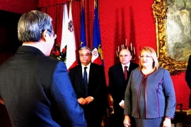 Đại sứ Cao Chính Thiện (trái ngoài cùng) chuẩn bị trao Quốc thư cho Tổng thống Malta, bà Marie Louise Coleiro Preca. (Ảnh: Quang Thanh/Vietnam+) 