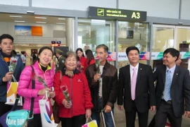 Những khách quốc tế đến Đà Nẵng trong năm mới Bính Thân. (Ảnh: Văn Sơn/TTXVN) 