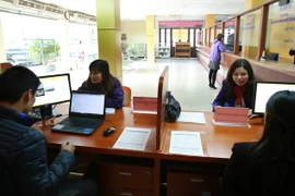 Người nộp thuế thực hiện chính sách thuế năm 2016 và quyết toán thuế năm 2015 tại Cục Thuế Hà Nội. (Ảnh: Hoàng Hùng/TTXVN) 