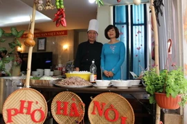 Đại sứ Lê Linh Lan tại góc giới thiệu Phở trong Ngày phở Việt tại Mexico. (Ảnh: Việt Hòa/Vietnam+)