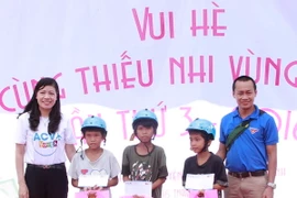 Trao quà và học bổng cho trẻ em nghèo vùng biên ở Tây Ninh. (Ảnh: Nhu Giang-Sơn Hên/Vietnam+)