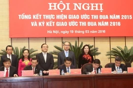 Lãnh đạo các thành phố trực thuộc Trung ương ký kết giao ước thi đua năm 2016. (Ảnh: Phương Hoa/TTXVN) 