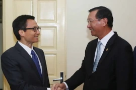  Phó Thủ tướng Vũ Đức Đam tiếp Bộ trưởng Công nghiệp và Thủ công nghiệp Campuchia Cham Prasidh. (Ảnh: Phương Hoa/TTXVN)
