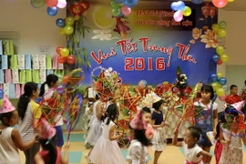 Rước đèn ông sao tại Tết Trung Thu ở thành phố Pisek. (Ảnh: Trần Quang Vinh/Vietnam+)