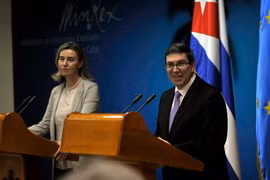 Ngoại trưởng Cuba Bruno Rodríguez (phải) và Đại diện cấp cao của EU phụ trách chính sách An ninh và Đối ngoại Federica Mogherini (trái) trong cuộc họp báo chung sau lễ ký thỏa thuận về Đối thoại chính trị và Hợp tác ở La Habana ngày 11/3. (Nguồn: AFP/TTXV