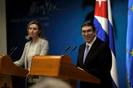 Ngoại trưởng Cuba Bruno Rodríguez (phải) và Đại diện cấp cao của EU phụ trách chính sách An ninh và Đối ngoại Federica Mogherini (trái) trong cuộc họp báo chung sau lễ ký thỏa thuận về Đối thoại chính trị và Hợp tác ở La Habana ngày 11/3. (Nguồn: AFP/TTXV