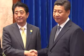 Thủ tướng Nhật Bản Shinzo Abe (trái) và Chủ tịch Trung Quốc Tập Cận Bình. (Nguồn: nbcnews.com)