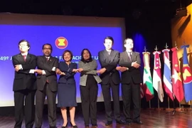  Đại sứ các nước ASEAN và đại diện Bộ Ngoại giao Argentina chụp ảnh tại lễ kỷ niệm. (Ảnh: Diệu Hương/Vietnam+)