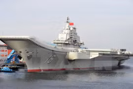 Tàu sân bay Liêu Ninh tại một cảng của Trung Quốc. (Nguồn: THX/TTXVN)