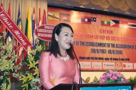 Bà Phan Thị Hồng Xuân, Chủ tịch Hội hữu nghị Việt Nam-Đông Nam Á TP.HCM đọc diễn văn tại lễ kỷ niệm. (Ảnh: Thanh Vũ/TTXVN) 