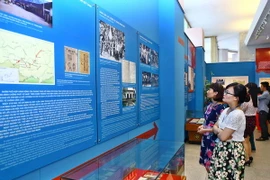 Khách tham quan triển lãm. (Ảnh: Minh Quyết/TTXVN) 