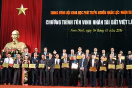 Quang cảnh lễ trao bảng vàng tôn vinh 100 Nhân tài đất Việt năm 2016. (Ảnh: Văn Đạt/TTXVN)
