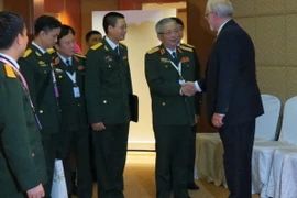 Thứ trưởng Bộ Quốc phòng Nguyễn Chí Vịnh tiếp ông David Shear, Trợ lý Bộ trưởng Quốc phòng Mỹ bên lề Đối thoại Shangri-La. (Ảnh: Việt Dũng/TTXVN) 