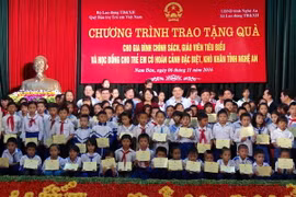 Phó Chủ tịch nước Đặng Thị Ngọc Thịnh chụp ảnh lưu niệm cùng các trẻ em có hoàn cảnh đặc biệt khó khăn của huyện Nam Đàn. (Ảnh: Tá Chuyên/TTXVN) 
