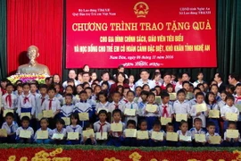 Phó Chủ tịch nước Đặng Thị Ngọc Thịnh chụp ảnh lưu niệm cùng các trẻ em có hoàn cảnh đặc biệt khó khăn của huyện Nam Đàn. (Ảnh: Tá Chuyên/TTXVN) 