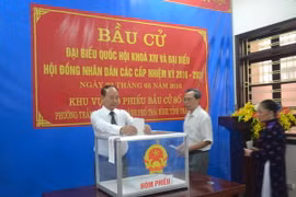 Cử tri bỏ phiếu bầu tại khu vực bầu cử số 5, phường Trần Hưng Đạo, thành phố Thái Bình. (Ảnh: Thu Hoài/TTXVN) 