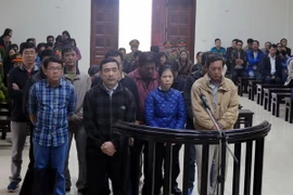 Bị cáo Nguyễn Thế Dũng (áo vàng, bên phải) cùng đồng phạm. (Ảnh: Nguyễn Hoàng/Vietnam+) 