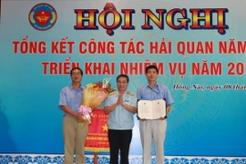 Đại diện Tổng cục Hải quan trao chứng nhận ưu tiên hải quan cho Công ty ChangShin Việt Nam. (Ảnh: Sỹ Tuyên/Vietnam+)
