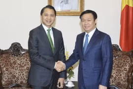Phó Thủ tướng Vương Đình Huệ tiếp ông Teeranun Srihong, Chủ tịch Ngân hàng Kasikorn Bank (Thái Lan). (Ảnh: Phạm Kiên/TTXVN) 
