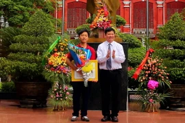 Ủy ban Nhân dân tỉnh Thừa Thiên-Huế tặng Bằng khen cho em Hồ Đắc Thanh Chương. (Ảnh: Hồ Cầu/TTXVN) 