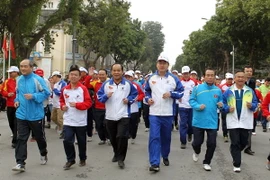  Các đại biểu tham gia chạy hưởng ứng. (Ảnh: Quốc Khánh/TTXVN)