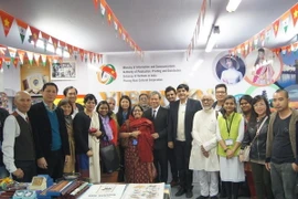 Đại sứ Tôn Sinh Thành và các quan khách tại quầy sách Việt Nam tại hội chợ sách quốc tế Kolkata. (Ảnh: Huy Bình/Vietnam+) 