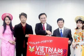 Đại sứ Việt Nam tại Nhật Bản Nguyễn Quốc Cường và Thống đốc tỉnh Kanagawa Kuroiwa Yuri chụp ảnh lưu niệm cùng với logo của Việt Nam Festa năm 2016. (Ảnh: Gia Quân/Vietnam+)