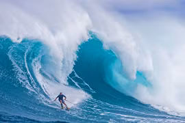 Vận động viên lướt sóng Chuck Patterson chinh phục những con sóng ở in Maui, Hawaii. (Nguồn: NatGeo)