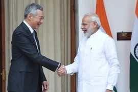 Thủ tướng Narendra Modi (phải) và Thủ tướng Lý Hiển Long (trái) trước cuộc gặp ở New Delhi. (Nguồn: AFP/TTXVN) 