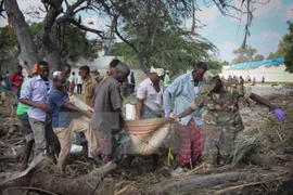 Chuyển nạn nhân thiệt mạng trong vụ đánh bom ở Mogadishu. (Nguồn: EPA/TTXVN)