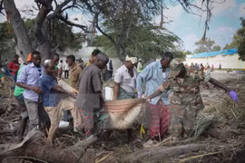 Chuyển nạn nhân thiệt mạng trong vụ đánh bom ở Mogadishu. (Nguồn: EPA/TTXVN)