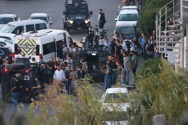 Cảnh sát bắt giữ các binh sỹ tham gia đảo chính tại Quảng trường Taksim ở Istanbul. (Nguồn: EPA/TTXVN)