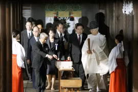 các nghị sỹ Nhật Bản đã đến viếng đền Yasukuni nhân lễ hội mùa Thu. (Nguồn: Kyodo/TTXVN)