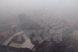 Quang cảnh thành phố Thiên Tân chìm trong sương mù ngày 19/12. (Nguồn: THX/TTXVN)