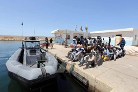 Người di cư được đưa tới cảng Tripoli, Libya sau khi bị ngăn chặn trên biển. (Nguồn: THX/TTXVN)