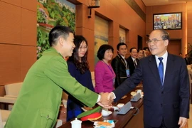 Chủ tịch Quốc hội Nguyễn Sinh Hùng với các đại biểu. (Ảnh: An Đăng/TTXVN) 