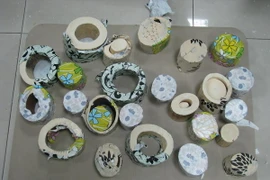 Ngà voi cắt khúc bị tạm giữ để điều tra. (Ảnh: Hoàng Hải/Vietnam+) 