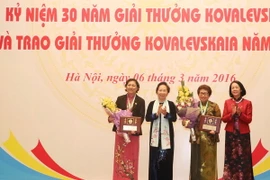 Trưởng ban Dân vận Trung ương Trương Thị Mai và Phó Chủ tịch nước Nguyễn Thị Doan trao Giải thưởng Kovalevskaia năm 2015 cho phó giáo sư, tiến sỹ Đặng Thị Cẩm Hà và tiến sỹ, bác sỹ Phạm Thị Ngọc Thảo. (Ảnh: Phương Hoa/TTXVN) 