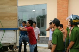 Các đối tượng nghiện ma túy bỏ trốn bị lực lượng chức năng Đồng Nai bắt giữ đưa trở lại cơ sở điều trị nghiện ma túy. (Ảnh: Sỹ Tuyên/TTXVN)