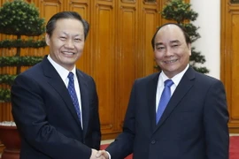 Thủ tướng Nguyễn Xuân Phúc tiếp Bí thư Đảng ủy Khu tự trị dân tộc Choang Quảng Tây. (Ảnh: Thống Nhất/TTXVN) 