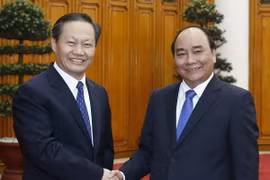 Thủ tướng Nguyễn Xuân Phúc tiếp Bí thư Đảng ủy Khu tự trị dân tộc Choang Quảng Tây. (Ảnh: Thống Nhất/TTXVN) 