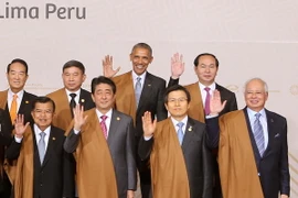 Chủ tịch nước Trần Đại Quang cùng các Trưởng đoàn chụp ảnh chung. (Ảnh: Nhan Sáng/TTXVN) 