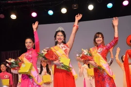 Nữ sinh Bùi Thị Hồng Duyên (giữa) đăng quang Hoa hậu cuộc thi Miss Xuân 2016. (Ảnh: Bích Hà/Vietnam+) 