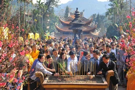 Các tăng ni, phật tử và đại biểu dâng hương trong ngày khai hội. (Ảnh: Minh Đức/TTXVN)