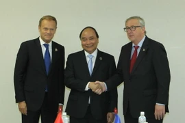 Thủ tướng Nguyễn Xuân Phúc gặp Chủ tịch Ủy ban Châu Âu Jean-Claude Juncker và Chủ tịch Hội đồng Châu Âu Donald Tusk. (Ảnh: Thống Nhất/TTXVN) 