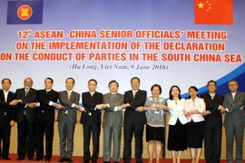 Các quan chức cao cấp ASEAN-Trung Quốc chụp ảnh lưu niệm. (Ảnh: Văn Đức/TTXVN) 