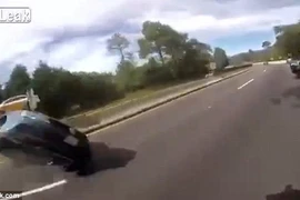 Cô gái giành tay lái với bạn trai khiến ôtô nhào lộn trên cao tốc